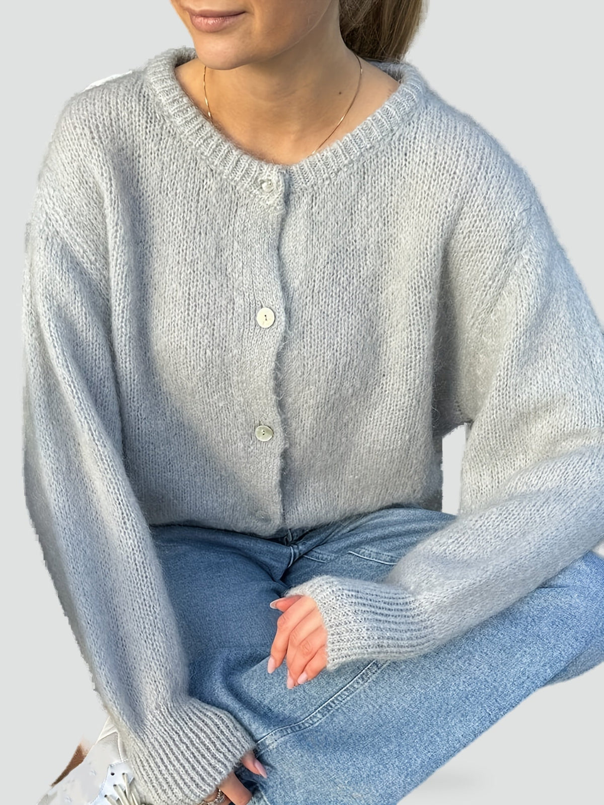 Gilet en maille boutonné à encolure ronde — Amielle Paris