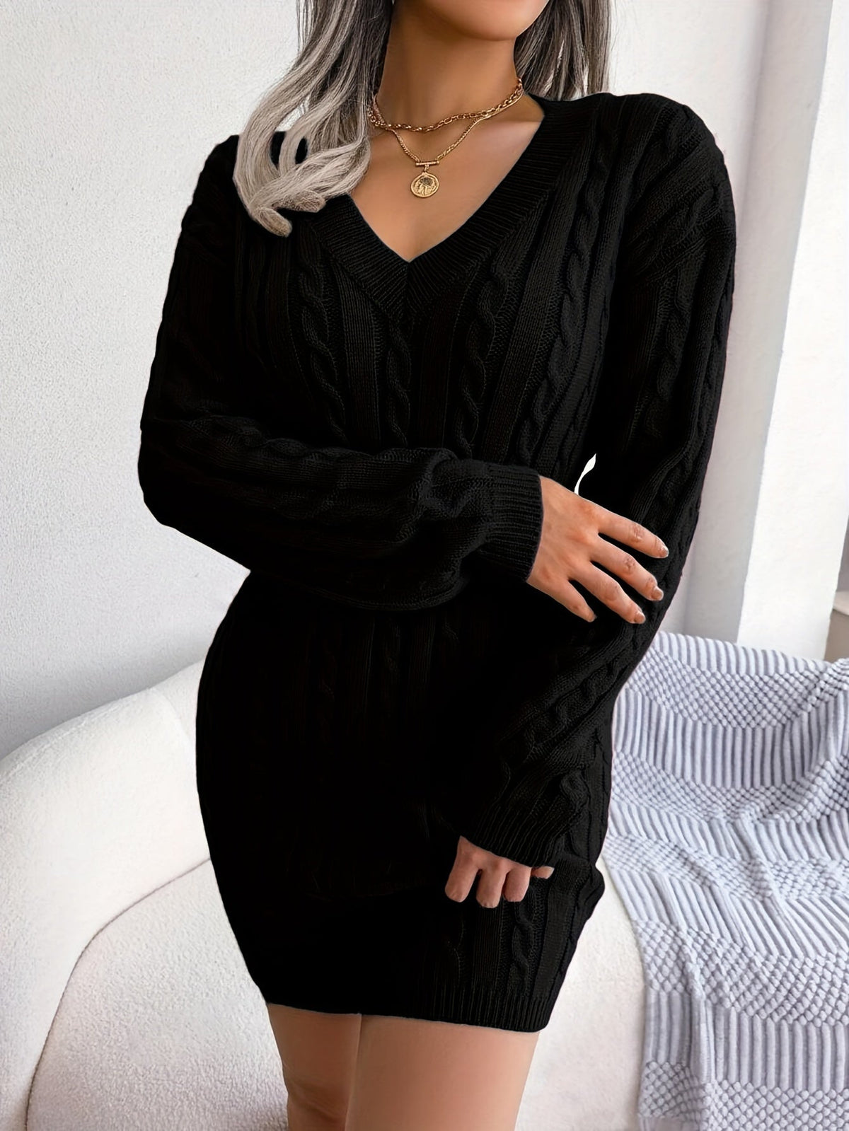 Robe pull courte torsadée à basque — Amielle Paris