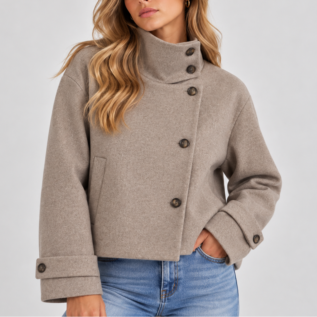 Veste courte à col montant et boutons décalés — Amielle Paris