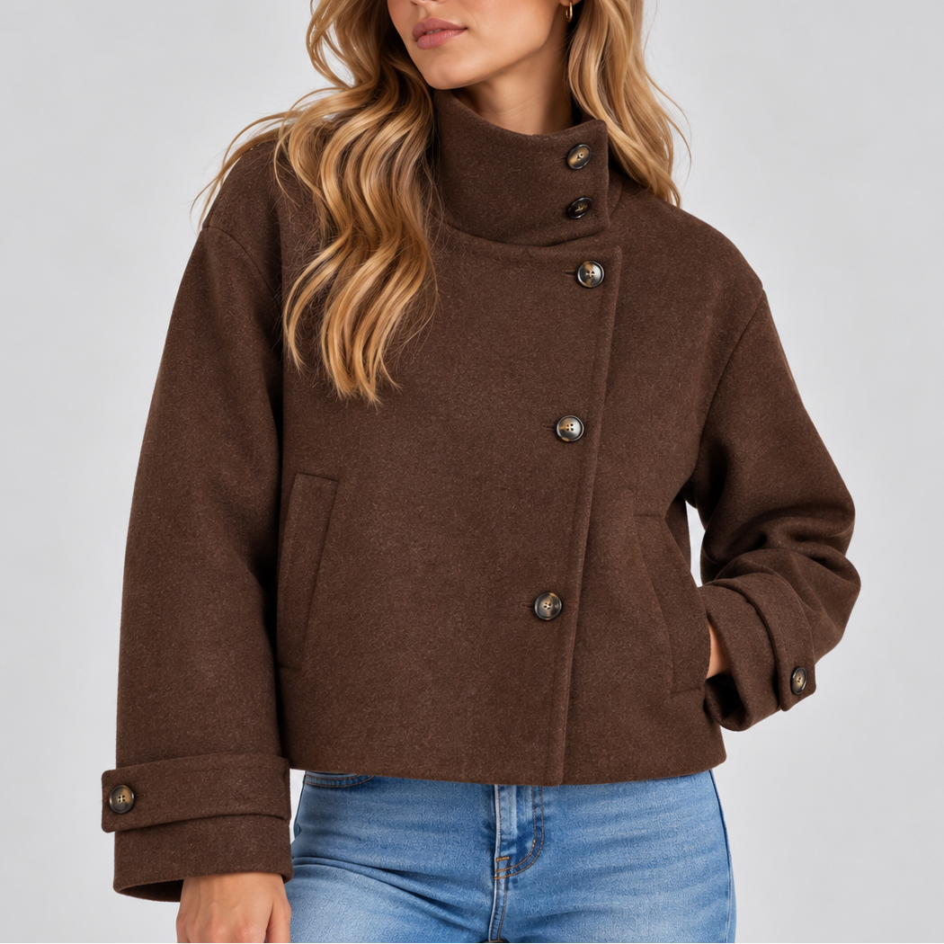 Veste courte à col montant et boutons décalés — Amielle Paris