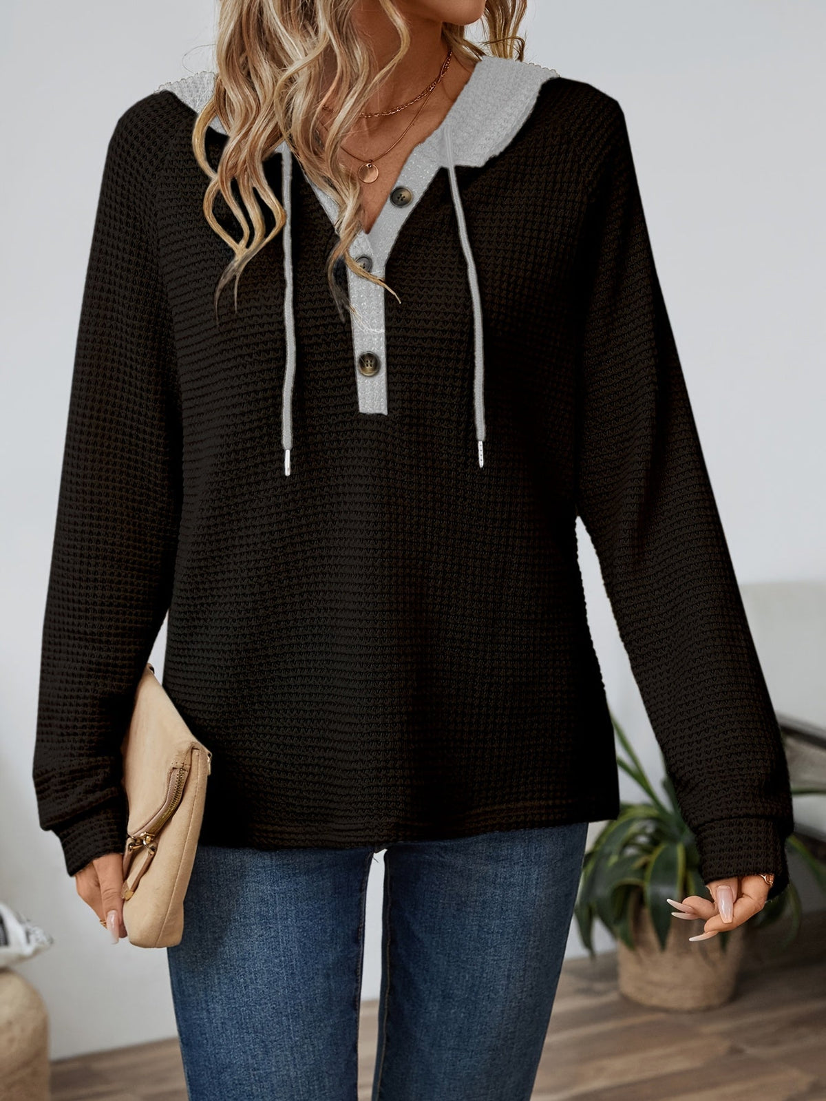Pull gaufré à capuche contrastée — Amielle Paris