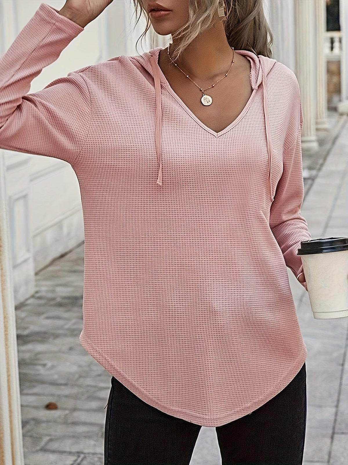 Pull gaufré à capuche et encolure en V — Amielle Paris