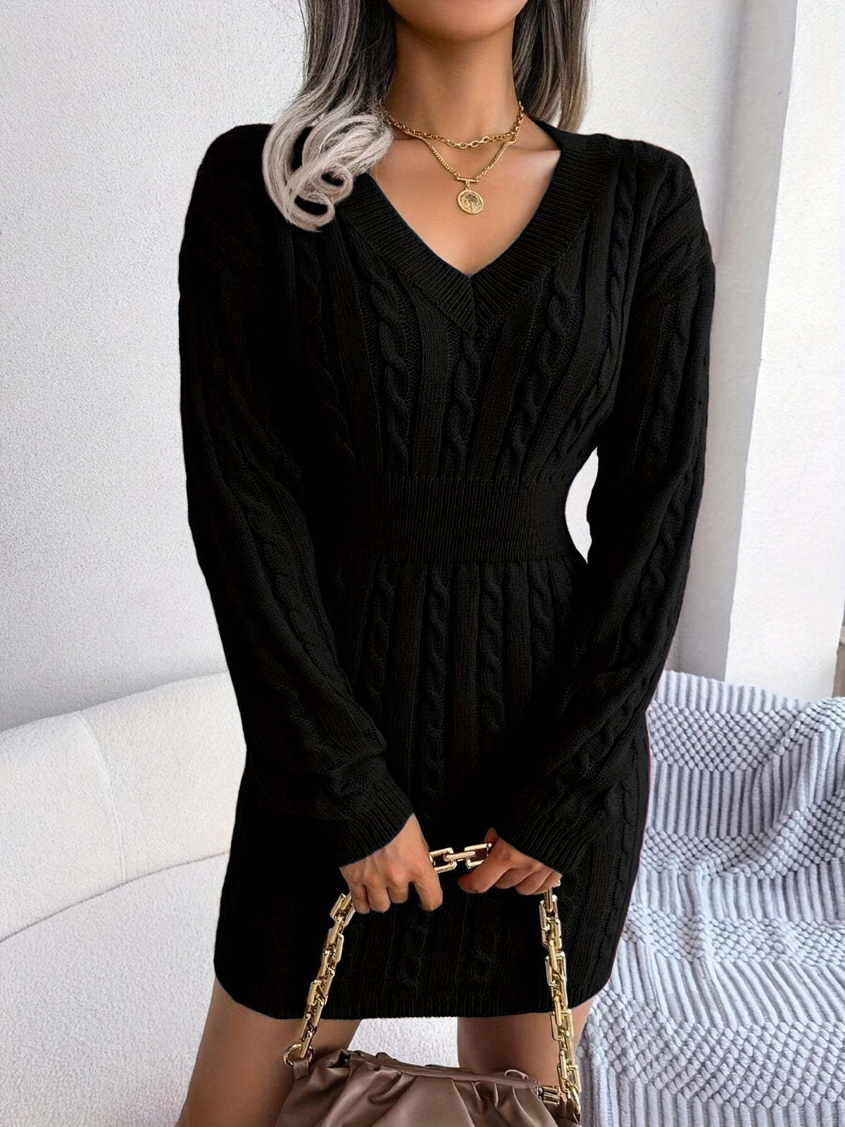 Robe pull courte torsadée à basque — Amielle Paris