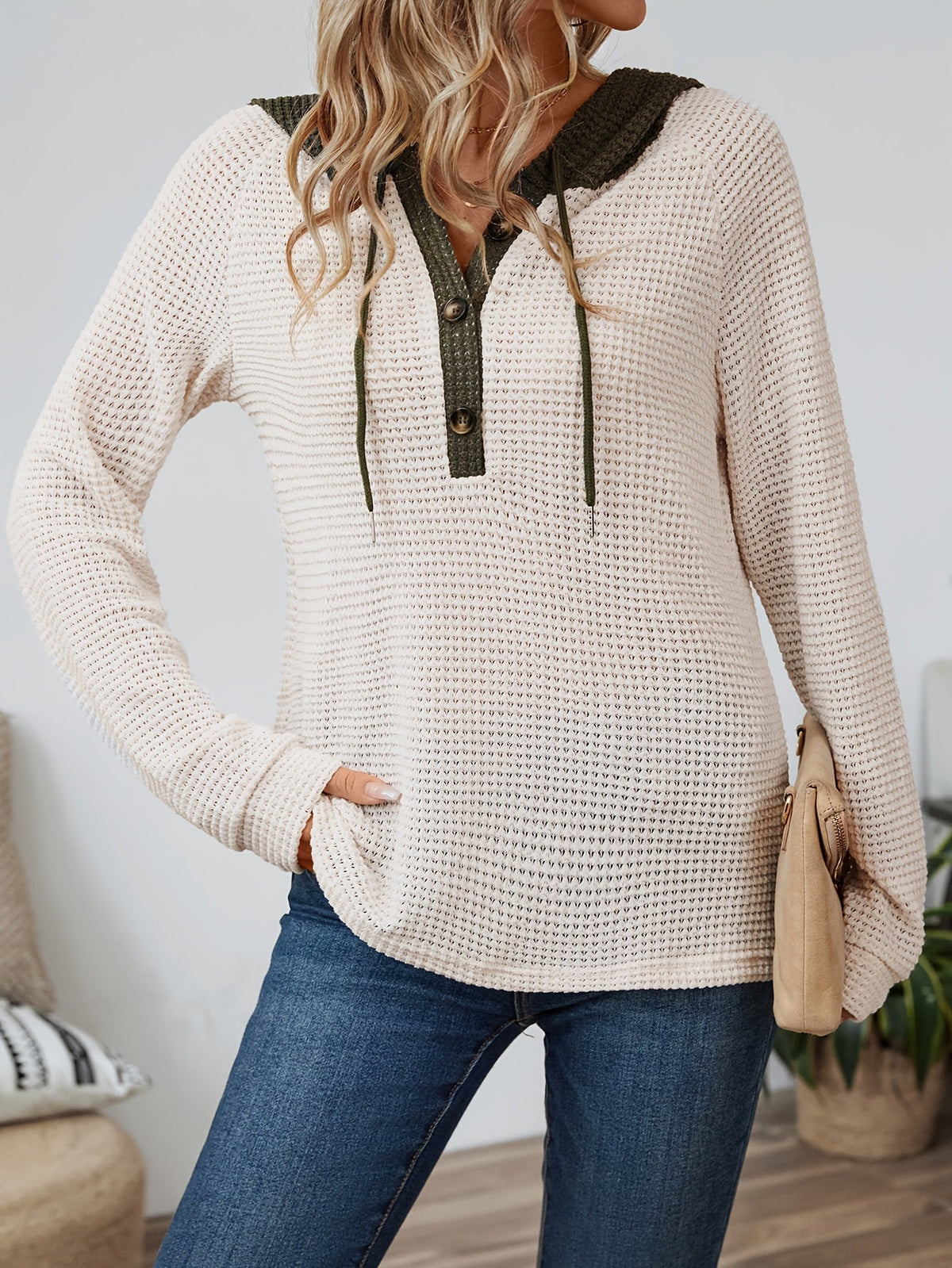 Pull gaufré à capuche contrastée — Amielle Paris