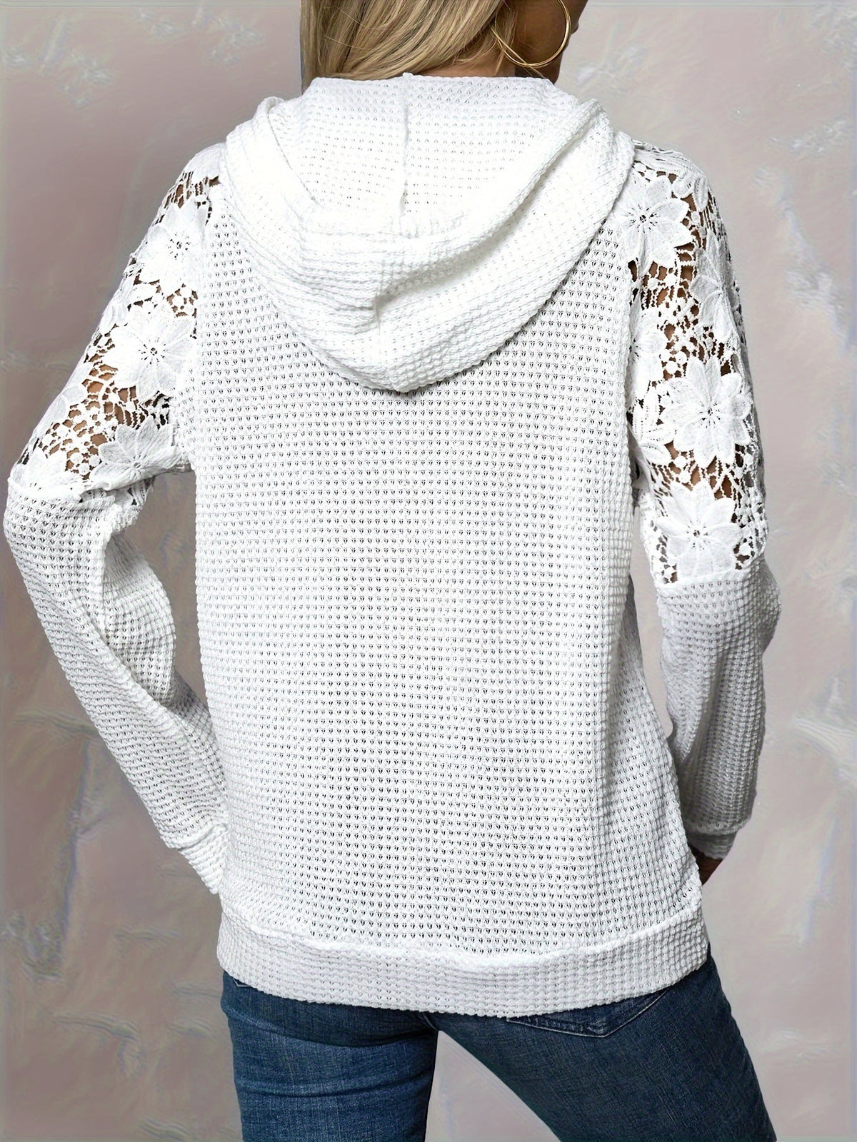 Pull à capuche en maille gaufrée et dentelle — Amielle Paris