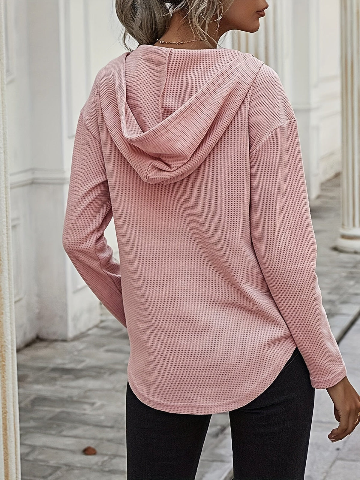 Pull gaufré à capuche et encolure en V — Amielle Paris