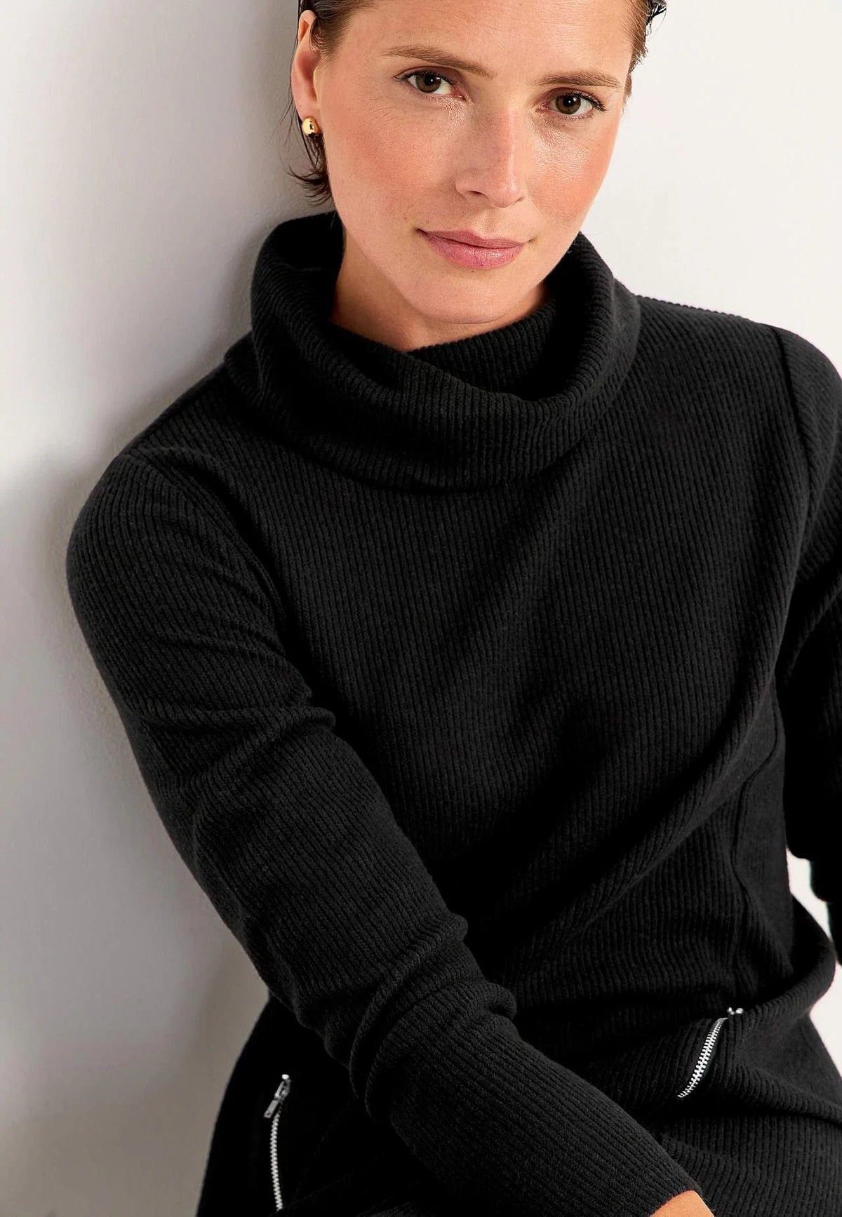 Marlena — Robe pull à col roulé et détails zippés — Amielle Paris