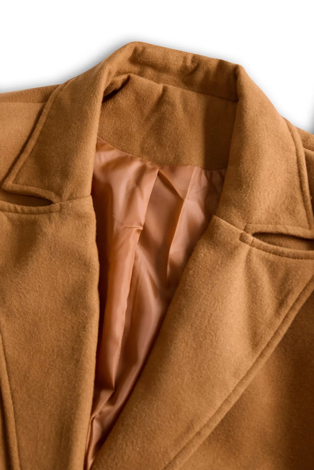 Manteau à revers crantés et ceinture à nouer — Amielle Paris