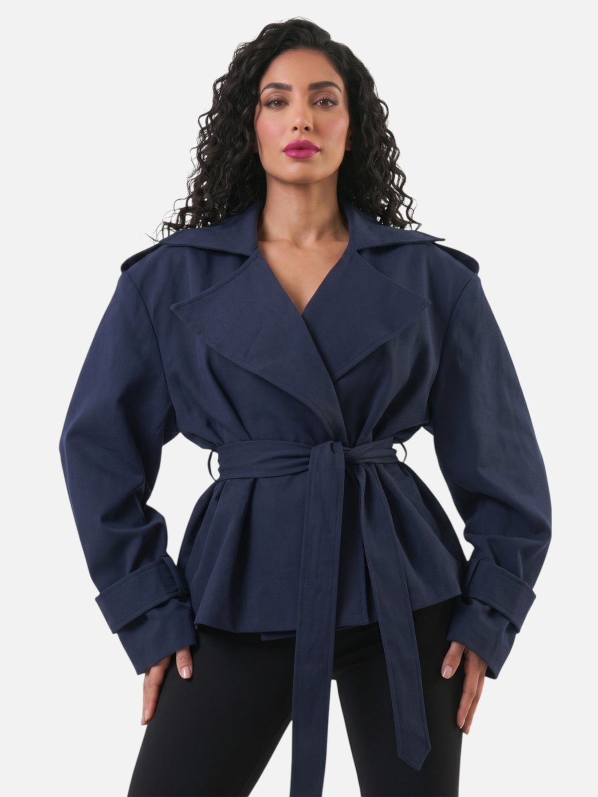 Trench court ample à ceinture et larges revers — Amielle Paris