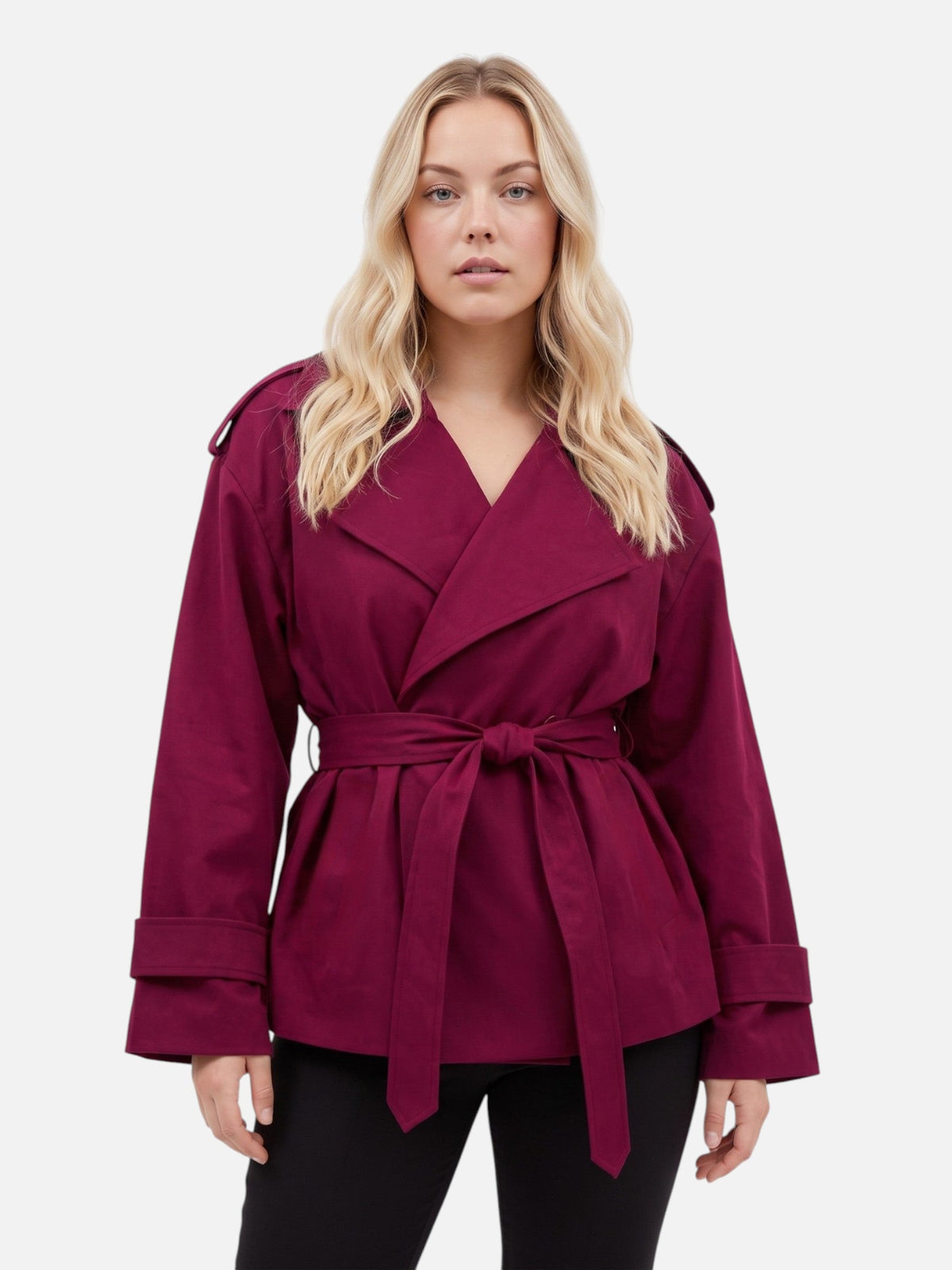 Trench court ample à ceinture et larges revers — Amielle Paris
