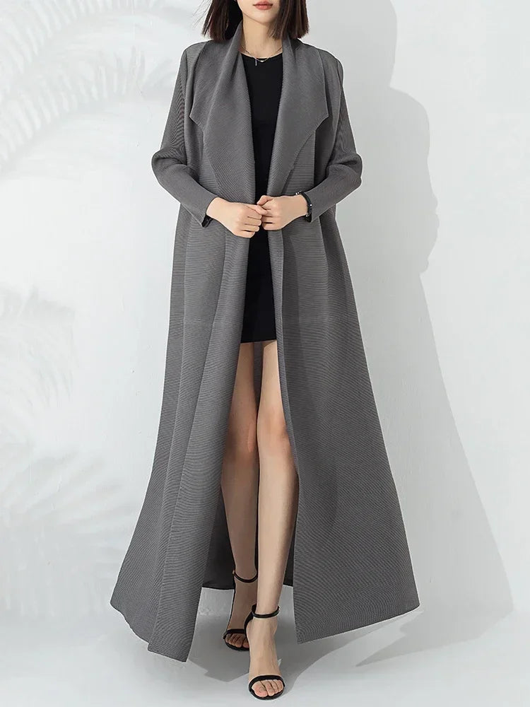 Manteau trapèze ceinturé à revers crantés — Amielle Paris