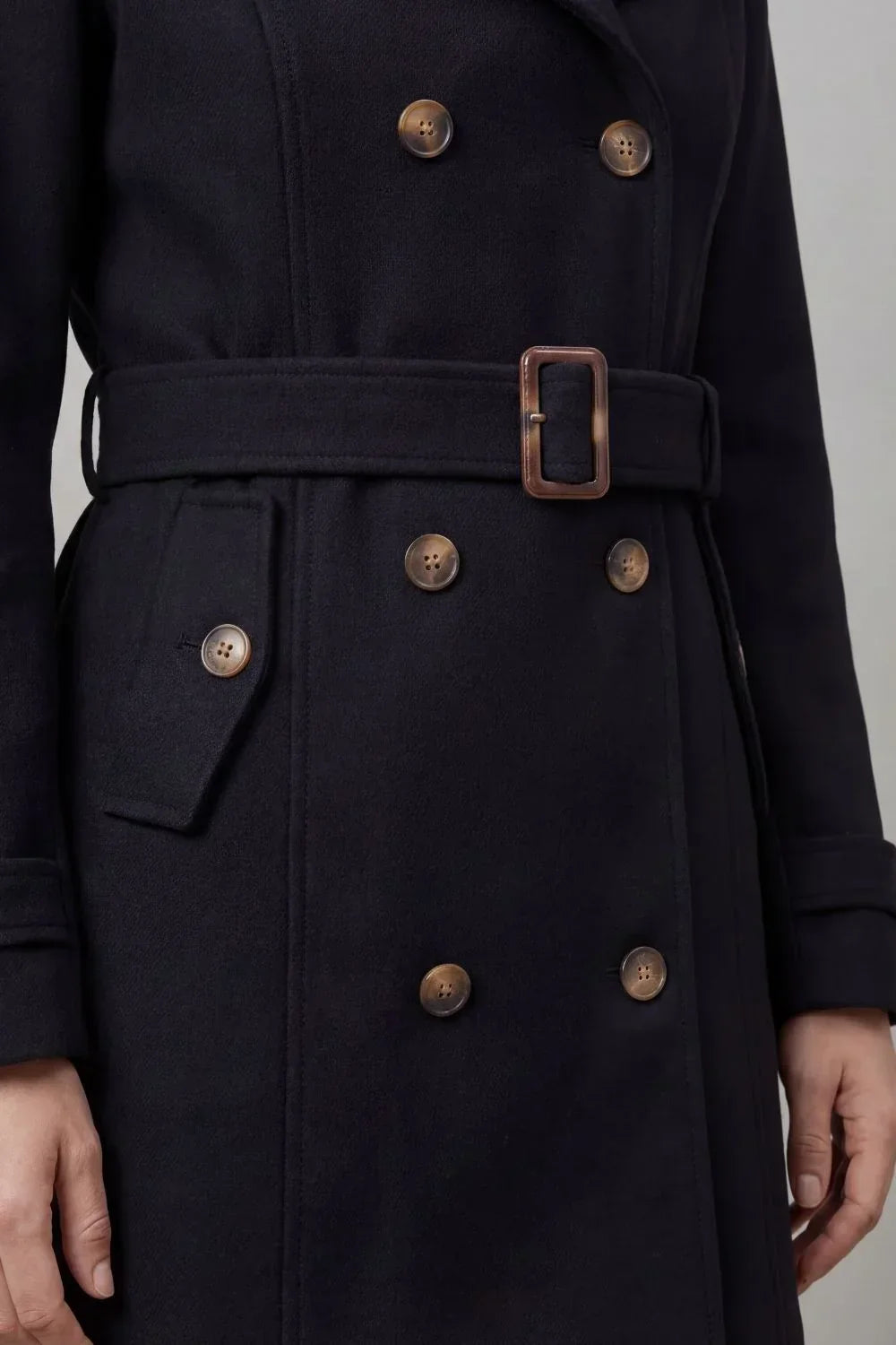 Manteau croisé ceinturé à revers — Amielle Paris