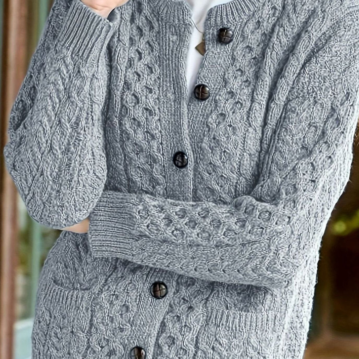Gilet en grosse maille torsadée à col rond — Amielle Paris