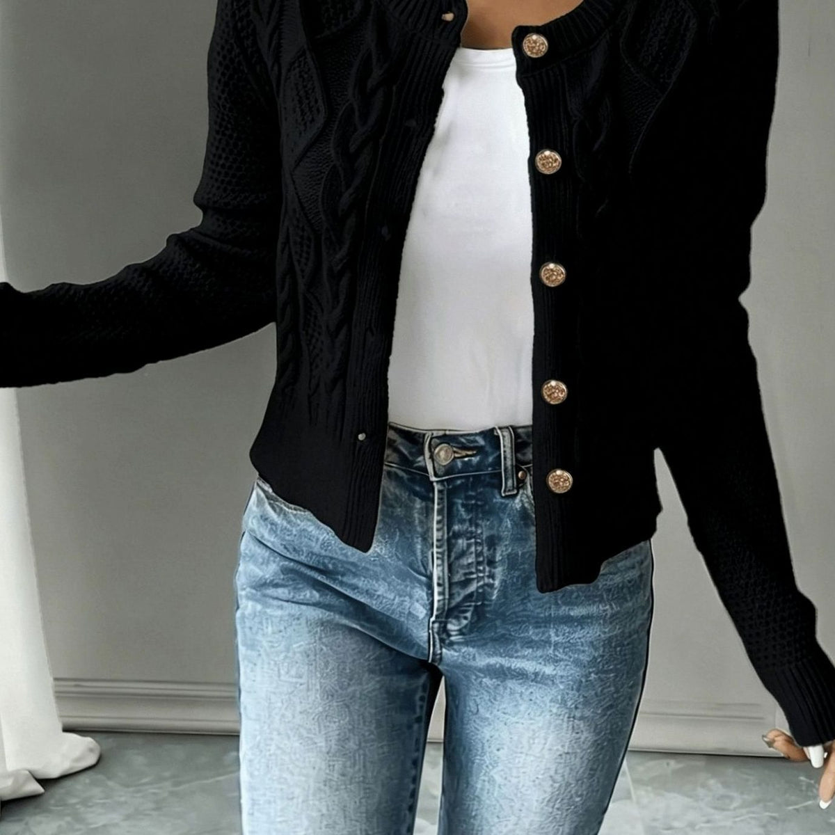 Gilet court torsadé à boutons dorés — Amielle Paris