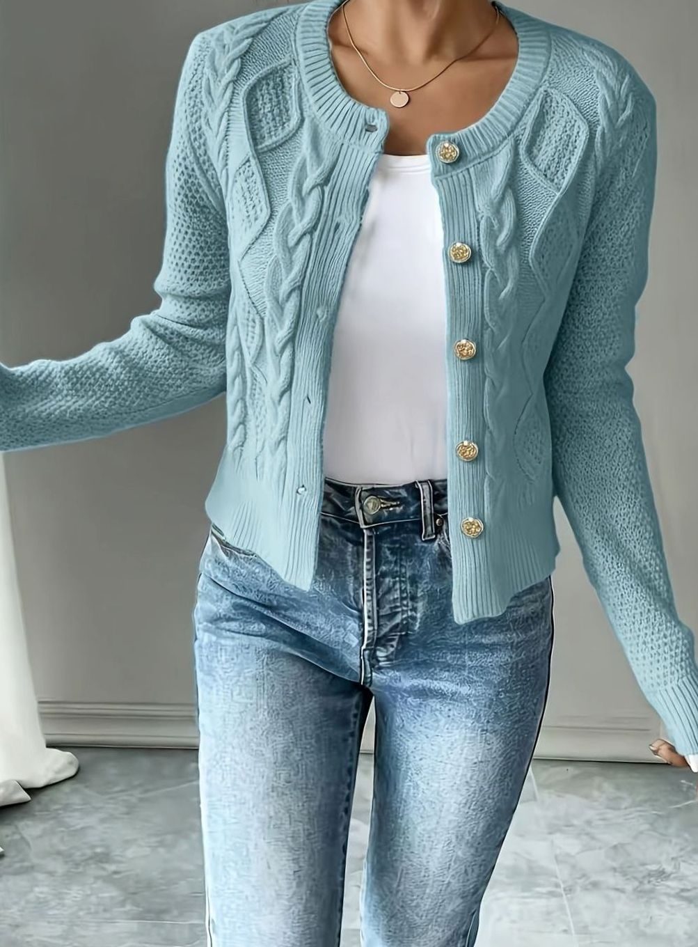 Gilet court torsadé à boutons dorés — Amielle Paris