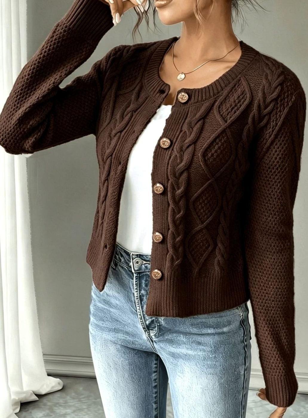 Gilet court torsadé à boutons dorés — Amielle Paris
