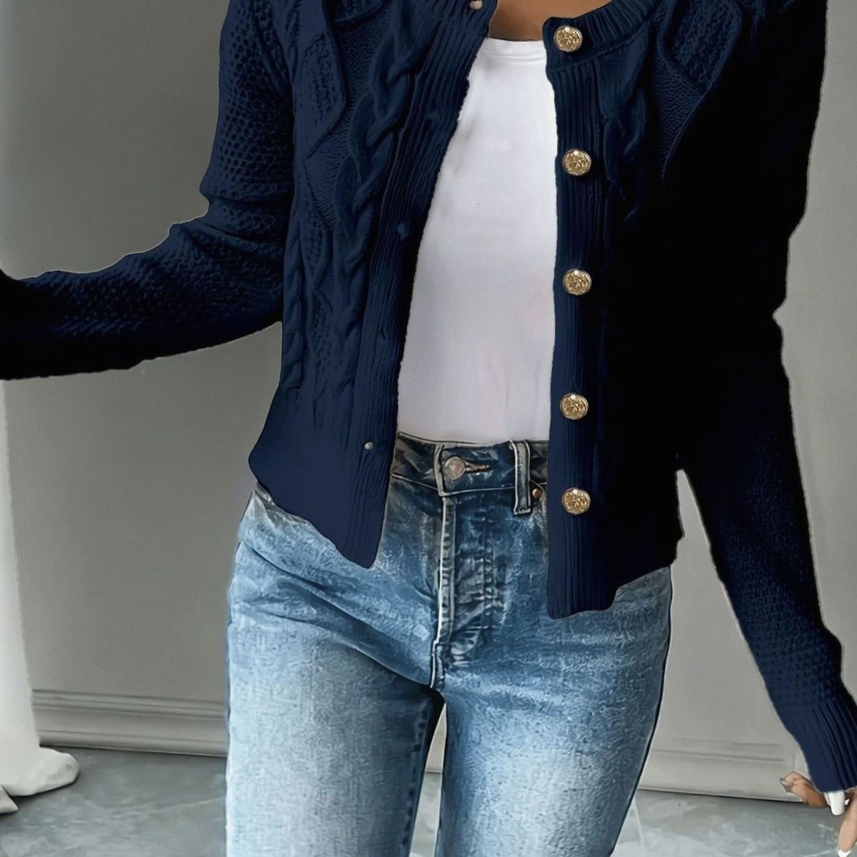 Gilet court torsadé à boutons dorés — Amielle Paris