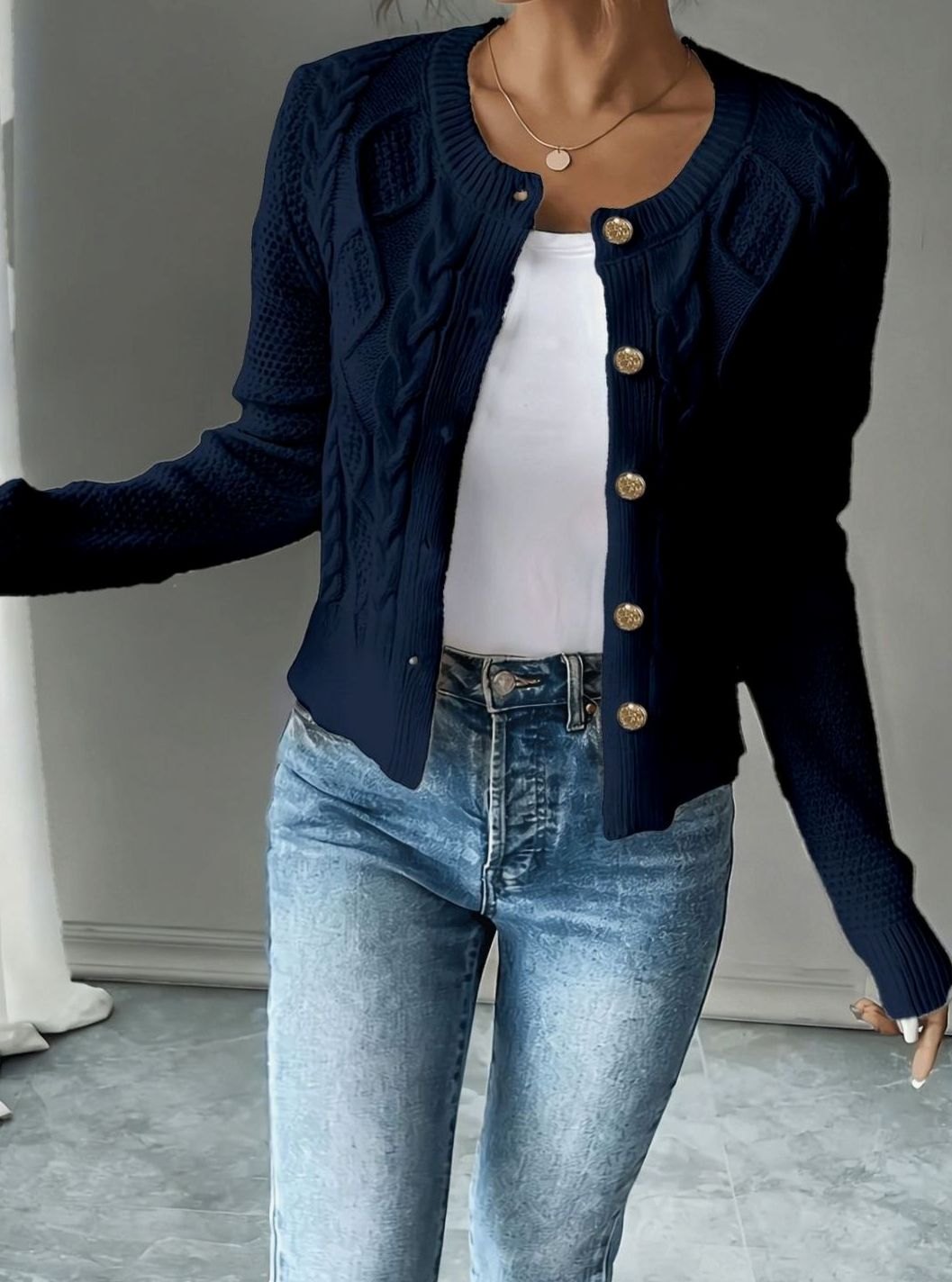 Gilet court torsadé à boutons dorés — Amielle Paris