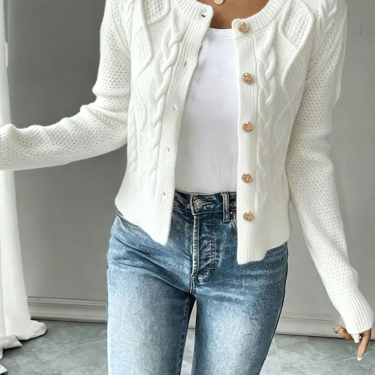 Gilet court torsadé à boutons dorés — Amielle Paris
