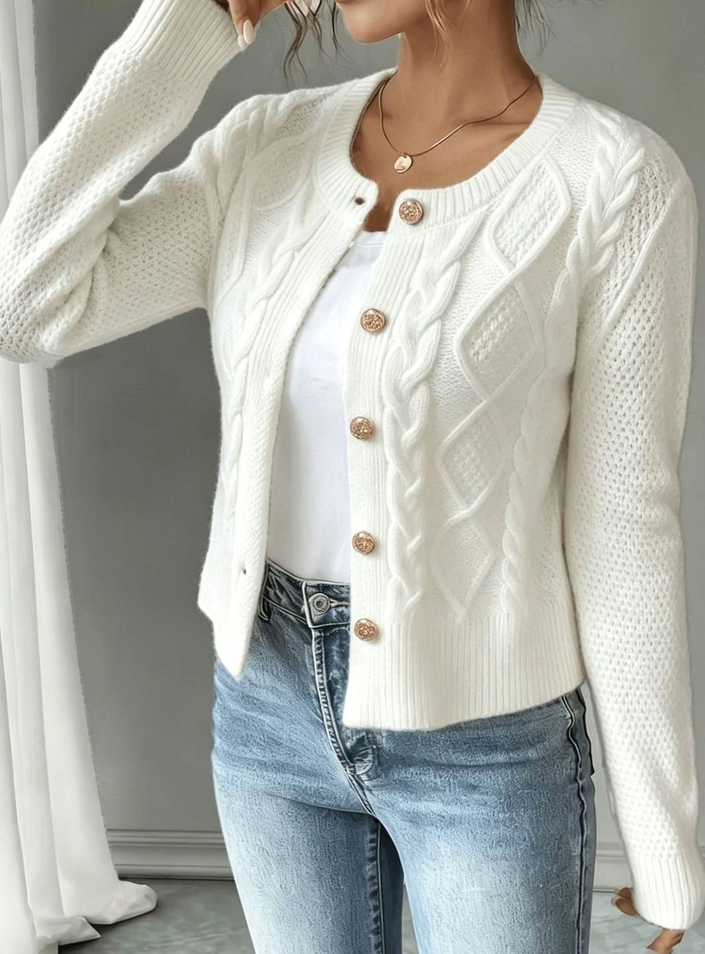 Gilet court torsadé à boutons dorés — Amielle Paris