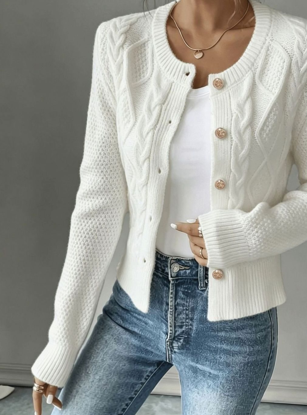Gilet court torsadé à boutons dorés — Amielle Paris