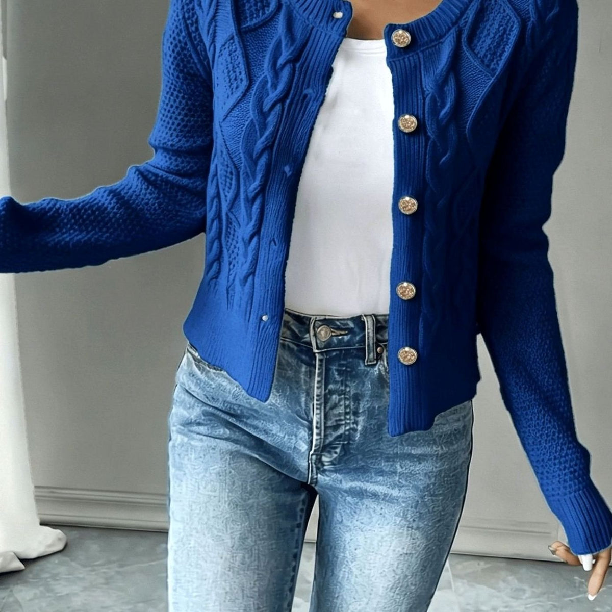 Gilet court torsadé à boutons dorés — Amielle Paris