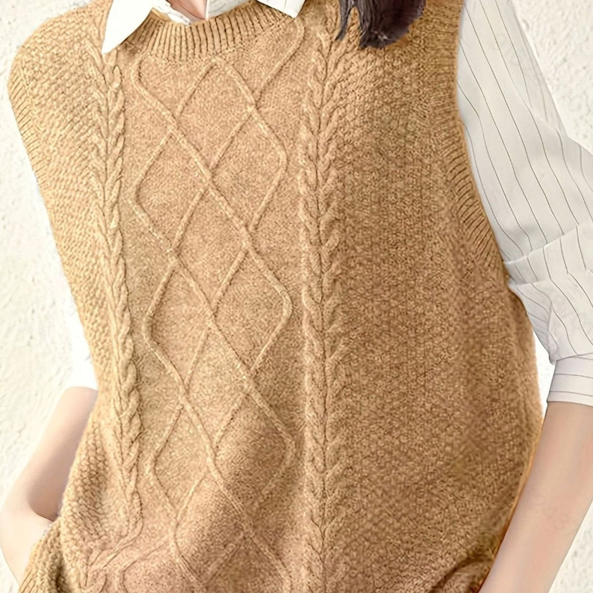 Pull sans manches à torsades et losanges — Amielle Paris
