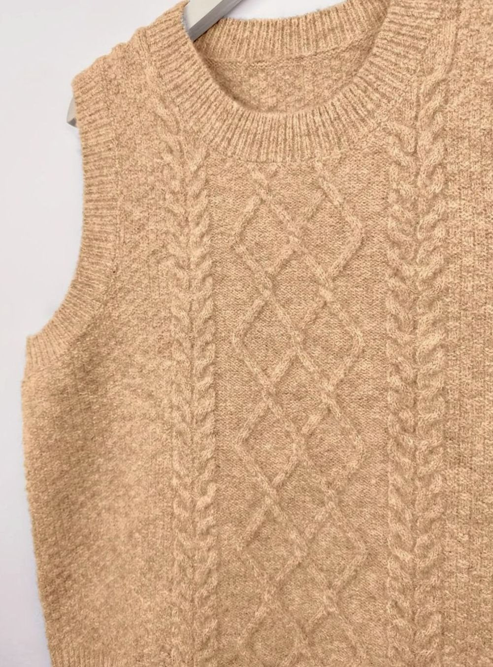 Pull sans manches à torsades et losanges — Amielle Paris