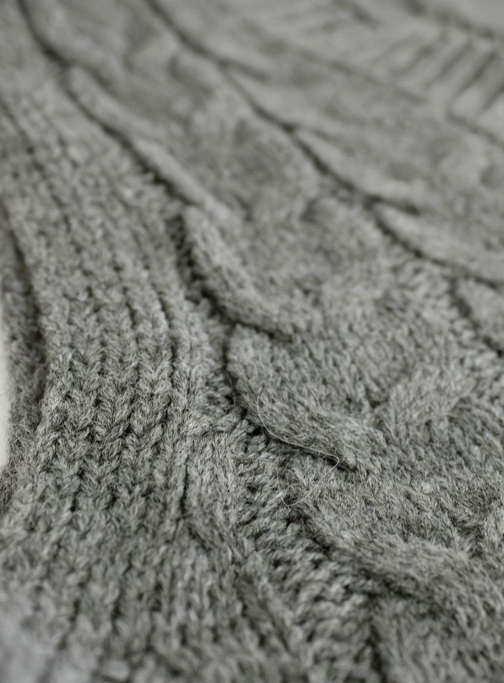 Pull ample sans manches torsadé à col V — Amielle Paris