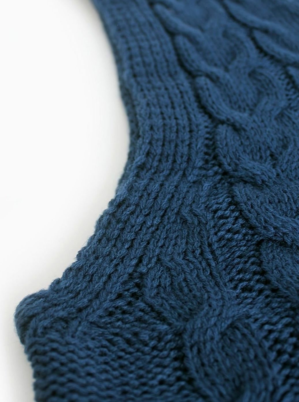 Pull ample sans manches torsadé à col V — Amielle Paris