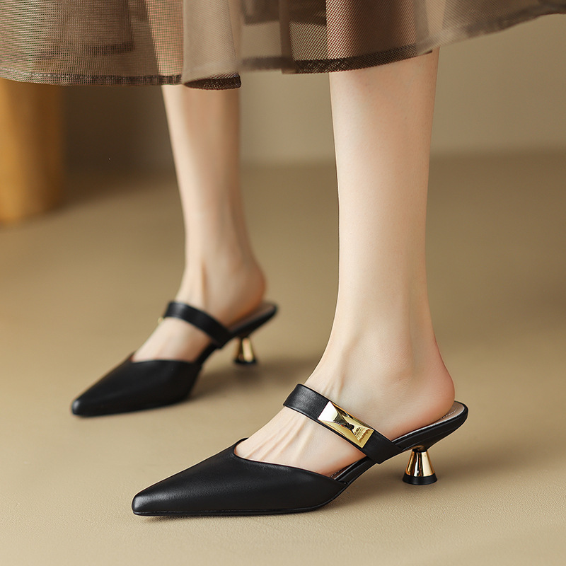 Mules à bout pointu et petit talon — Amielle Paris