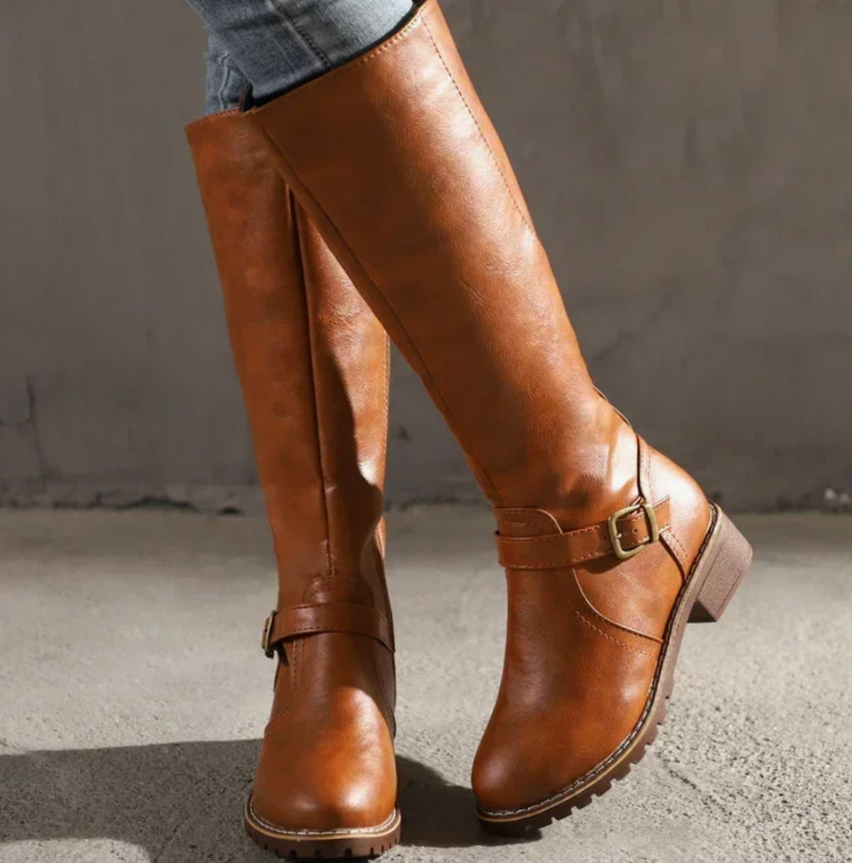 Bottes cavalières à bride de cheville et petit talon — Amielle Paris