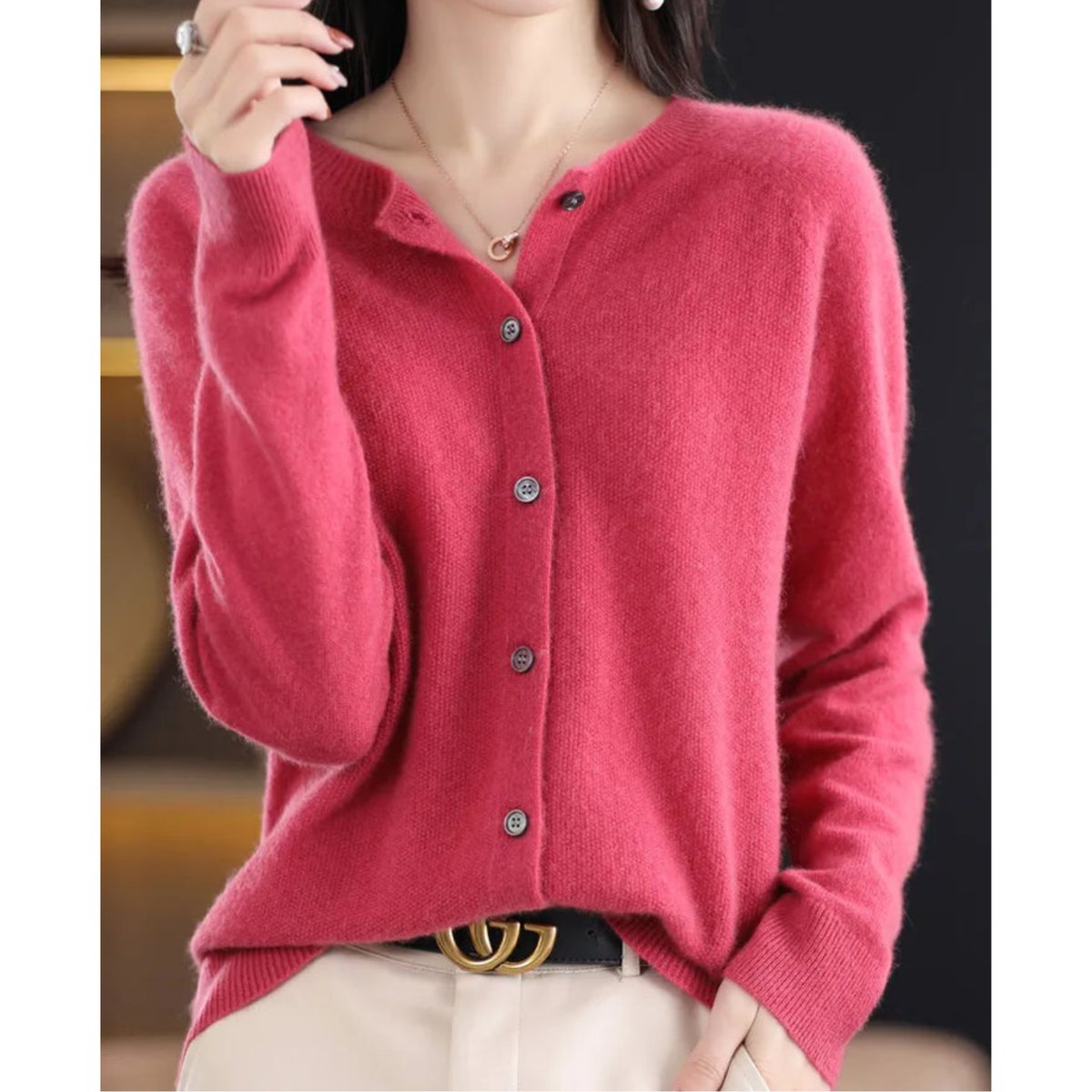 Gilet en maille à col rond et boutons — Amielle Paris