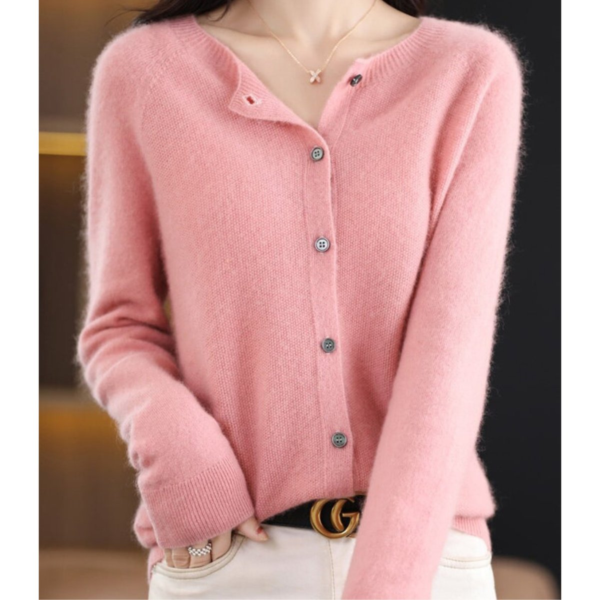 Gilet en maille à col rond et boutons — Amielle Paris
