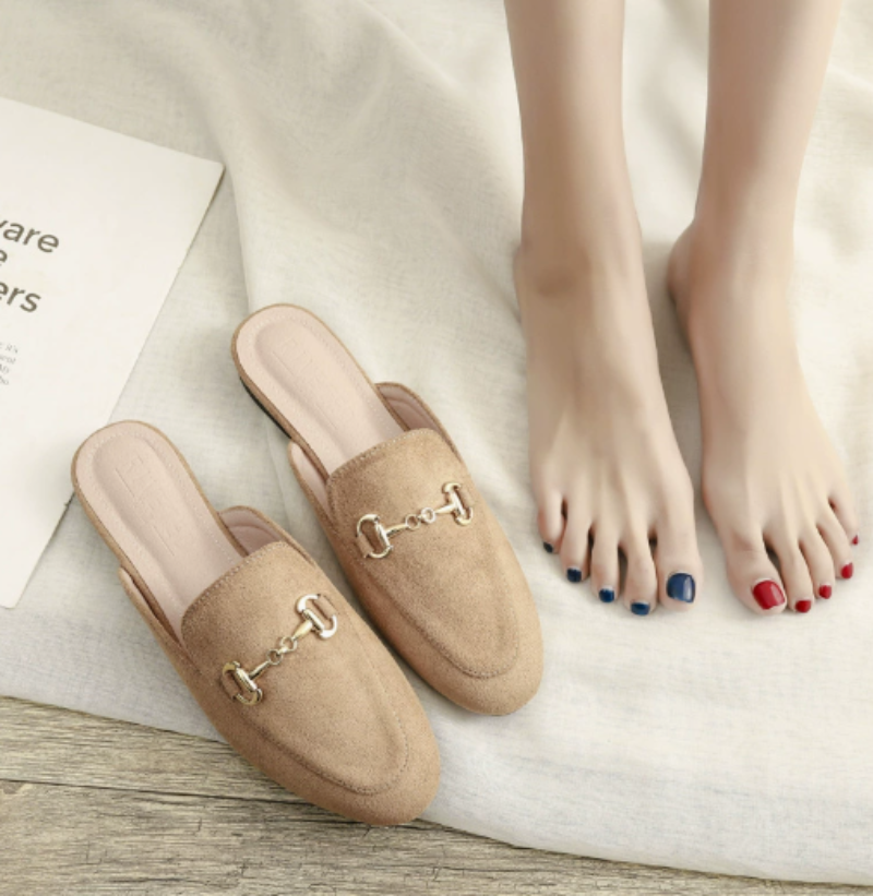 Mules plates à chaîne et bout pointu — Amielle Paris