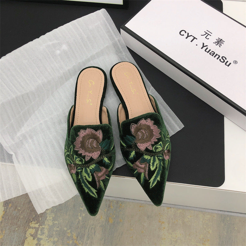 Mules plates à fleurs brodées et bout pointu — Amielle Paris