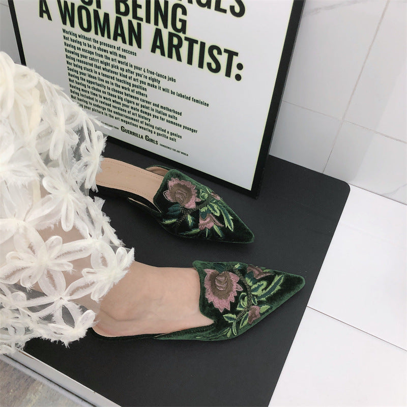 Mules plates à fleurs brodées et bout pointu — Amielle Paris