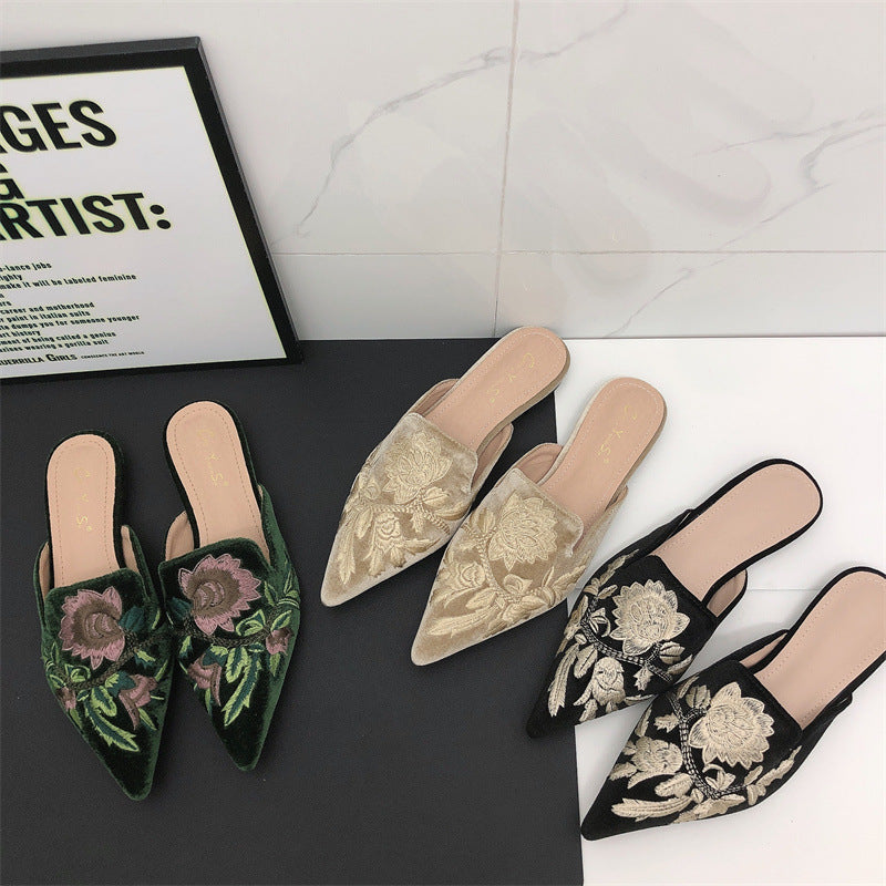 Mules plates à fleurs brodées et bout pointu — Amielle Paris