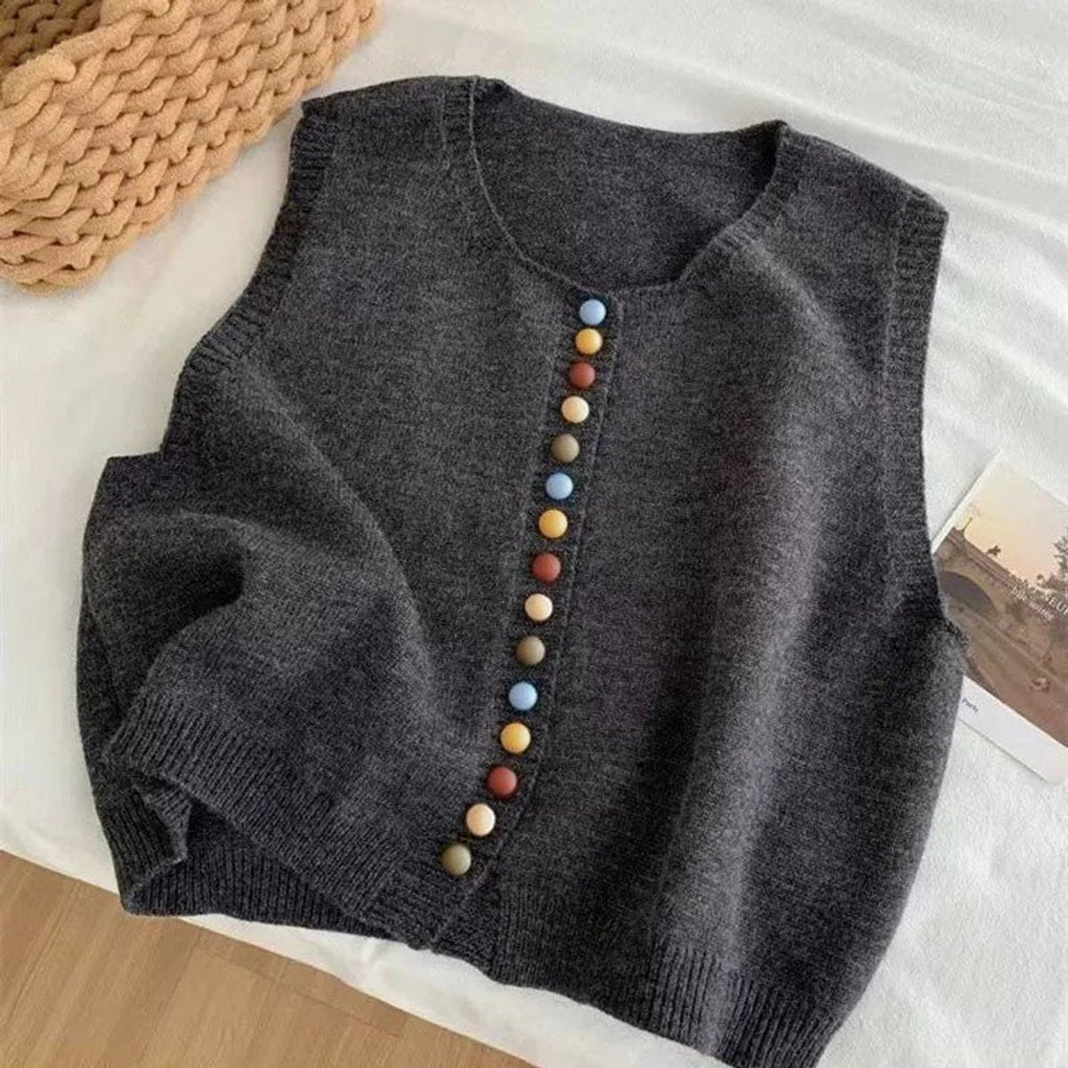 Gilet sans manches boutonné à col rond — Amielle Paris