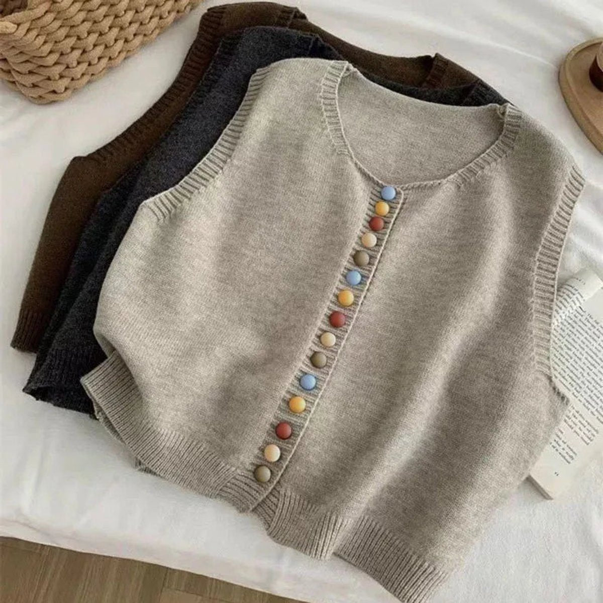 Gilet sans manches boutonné à col rond — Amielle Paris