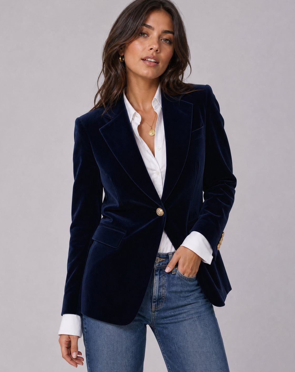 Blazer cintré en velours à boutons dorés — Amielle Paris