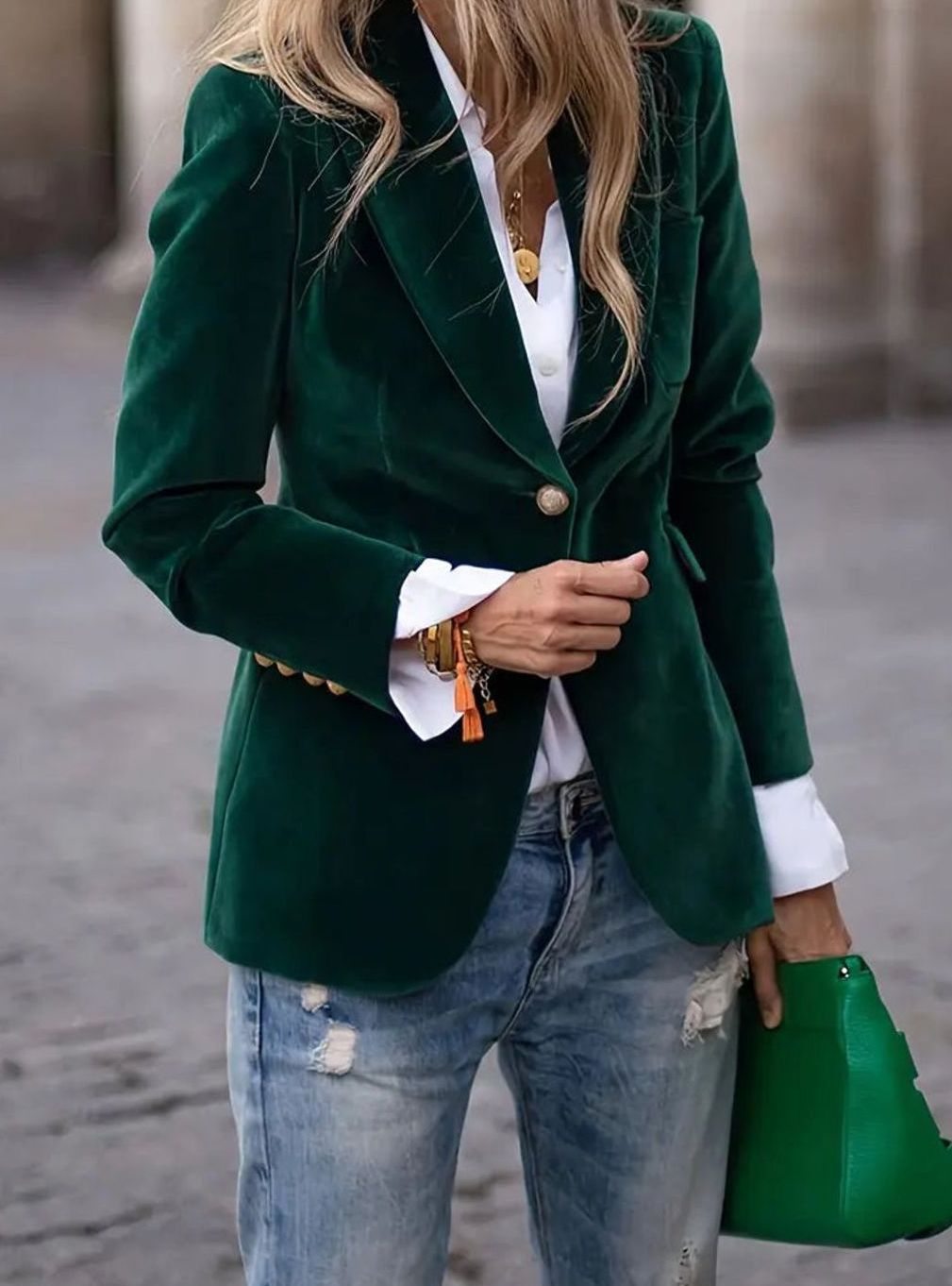 Blazer cintré en velours à boutons dorés — Amielle Paris